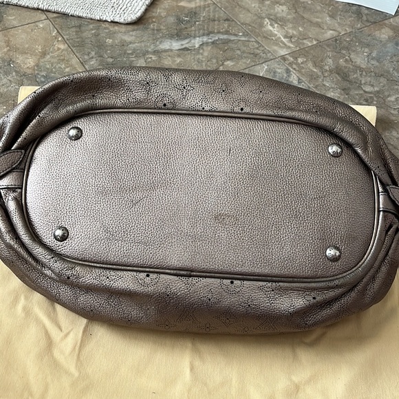 Louis Vuitton Mahina Hobo XL Metallic Mordore - Picture 16 of 16